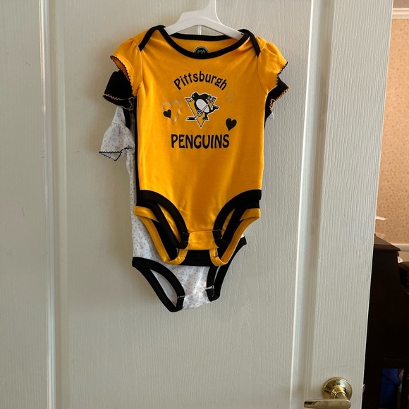 Pittsburgh Penguins Bodysuit three-piece set size 18 months NHL NWT - Picture 1 of 8